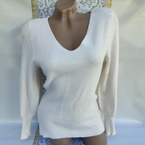 90s Vintage Women&#39;s White V-Neck Ribbed Sweater/Pullover Long Sleeve. Size S-M.