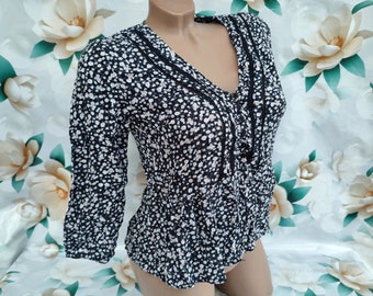 90s Vintage Floral Print Cropped Blouse: Quarter Sleeve (S-M)