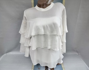 Blusa feminina branca dos anos 90 com babados em camadas e mangas compridas. Tamanho M.