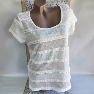 Haut/chemisier à volants en dentelle blanche vintage des années 90 pour femmes à manches courtes. Taille M.