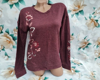 Jersey/suéter vintage de mujer de los años 90, color burdeos, con bordados en las mangas largas. Talla M-L.