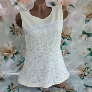 90s Vintage women&#39;s white blouse top with peplum. Sleeveless lace top. The size M.
