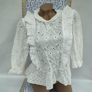 Blusa/Top vintage de algodón blanco de los años 90 con ojales y volantes de media manga. Talla M.