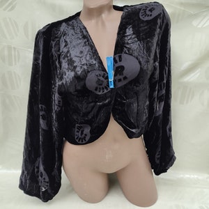 Jaren '90 Vintage Dames Zwart Fluweel Bijgesneden Bolero Lange Mouw. Maat S-M. afbeelding 1