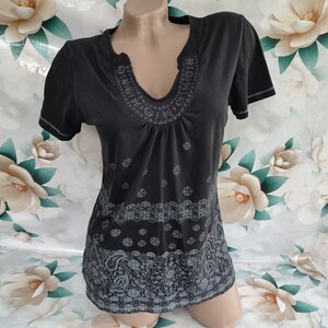 90s Vintage Womens Black Top/Tee Paisley Print Short Sleeve. Size L-XL.