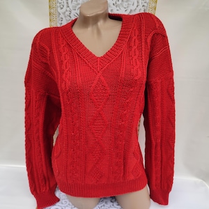 Jaren 90 vintage handgebreide wollen damestrui rode v-hals, lange mouw. Maat L-XL.