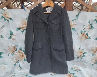 90s Vintage women's wool gray coat buttoned with patch pockets long sleeve. Size M-L.