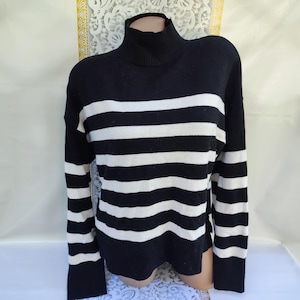 90s Vintage Womens Black Striped Oversized Sweater/Turtleneck Long Sleeve. Size M-L.