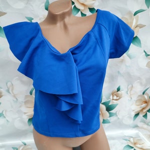 Chemisier bleu/haut col à volants Jabot vintage des années 90 pour femmes Italie manches courtes. Taille S-M.
