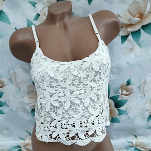 90s Vintage Damen Tank Top mit weißer Spitze und Ösen. Größe XS-S.