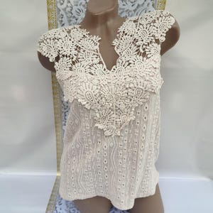 90s Vintage Women&#39;s Beige Lace V-Neck Sleeveless Top. Size S-M.