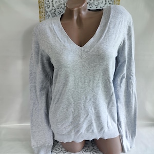 90s Vintage Cotton Women&#39;s Gray V-Neck Sweater/Pullover Long Sleeve. Size M-L.