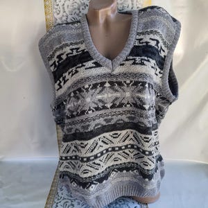 90s Vintage Wool Women/Men Gray V-Neck Vest Sweater Geometric Print. Size M-L.