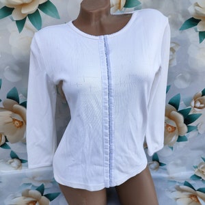 90s Vintage women&#39;s white ribbed short cardigan with crochet hooks quarter sleeve. Size M-L.