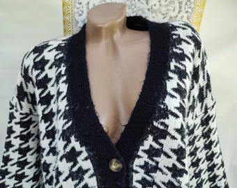90s Vintage Women's Black White Large Houndstooth Print V-neck