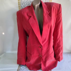 Blazer rosso da donna in seta vintage anni &#39;90, con scollo a V profondo e maniche lunghe. Taglie M-L.