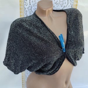 90er Jahre Vintage Damen Schwarze glänzende Crop Bolero Kurzarm. Grösse M.
