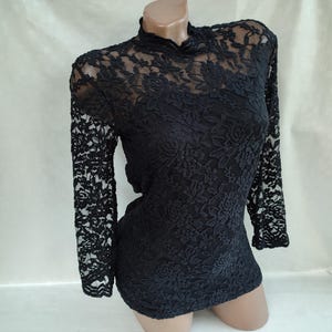 Vintage des années 90 pour femmes en dentelle noire col chemisier à manches longues. Taille S.
