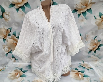 Reservering jaren '90 Vintage dames witte oversized boho bolero/cape met oogjes met franje korte mouw. 100% katoen. Maat L-XL.