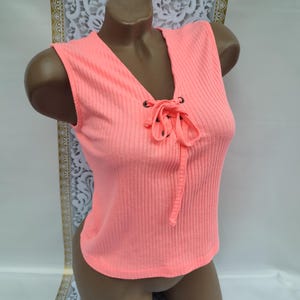 Vintage jaren 90 neonroze cropped tanktop met v-hals voor dames. Maat S-M.