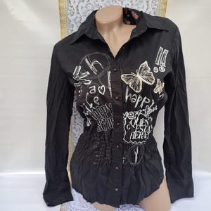 90er Jahre Vintage Frauen Schwarz Gedruckt Bluse/Shirt Langarm. Größe XS-S.