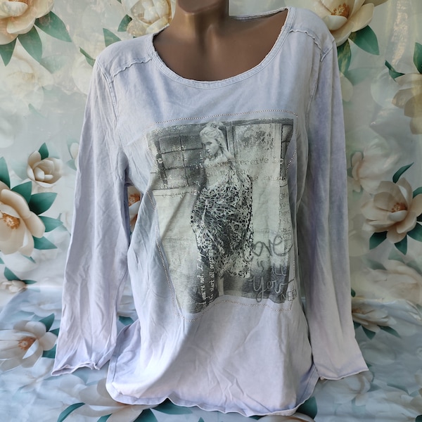 90s Vintage Italy Women Light Gray Top Girl Print Long Sleeve. Size XL-2XL.