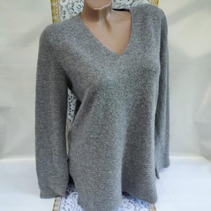 90s Vintage Cashmere Women's Gray V-Neck Sweater/Pullover Long Sleeve. Size M-L.