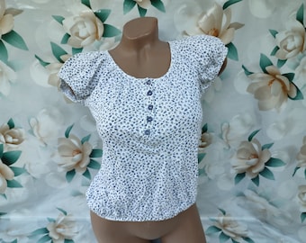 90s Vintage Women's Crop Top In Small Floral Print. Size S-M.