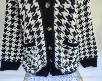 90s Vintage Women's Black White Large Houndstooth Print V-neck