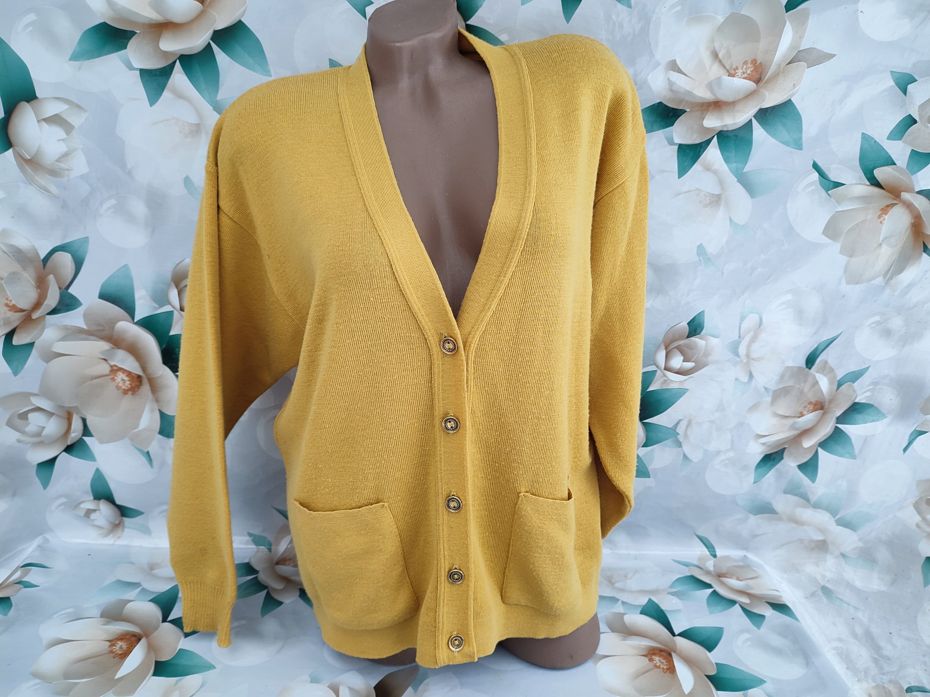 90s Vintage women s wool yellow cardigan buttoned long sleeve. Size M L