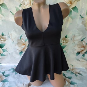 90er Vintage Damen Schwarzes Schößchen Top mit V Ausschnitt. Größe XS-S.