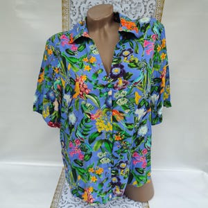 Blusa/camisa vintage de los años 90 para mujer, con estampado floral y de pájaros multicolor, de manga corta y gran tamaño. Tallas S-M.