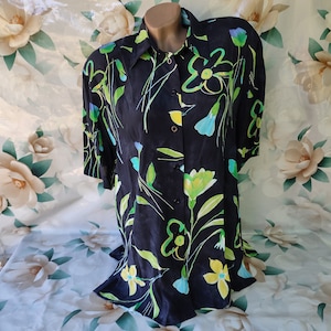 90s Vintage Viscose Women&#39;s Blue Floral Blouse/Shirt Short Sleeve. Size XL-2XL.