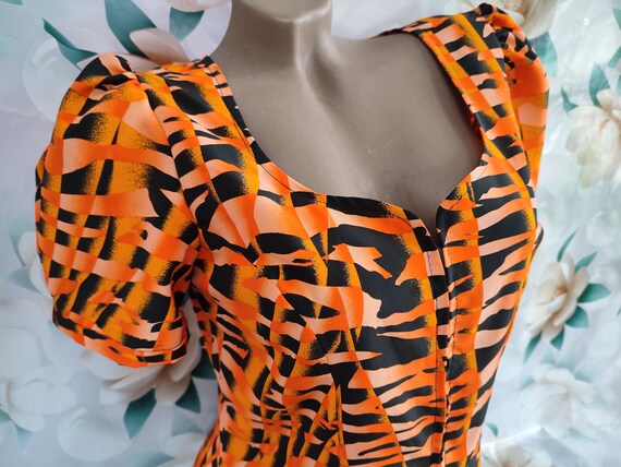 90s Vintage Women's Orange Tiger Blouse/Top Short… - image 3