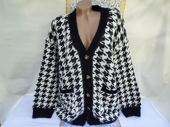90s Vintage Women's Black White Large Houndstooth Print V-neck