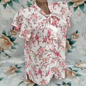 90s Vintage Women's White Pink Floral Blouse Tie Short Sleeve Ruffle. Size M-L.