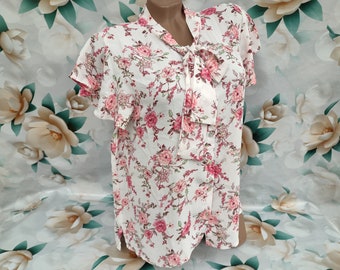 90s Vintage Women's White Pink Floral Blouse Tie Short Sleeve Ruffle. Size M-L.