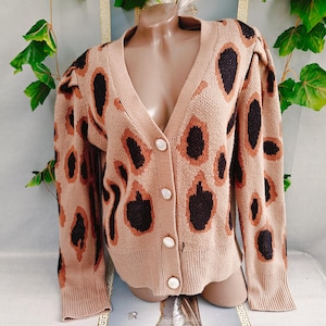 Cardigan da donna anni '90 con stampa leopardata, maniche a sbuffo, lavorazione a maglia e motivo animalier, con bottoni. Taglie M-L.