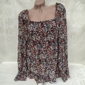 Vintage des années 90 Italie femmes floral noir chemisier/chemise à volants épaules dénudées à manches longues. Taille M.