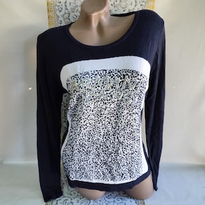 90s Vintage Women Blue White Abstract Sweater/Pullover Long Sleeve. Size S-M.