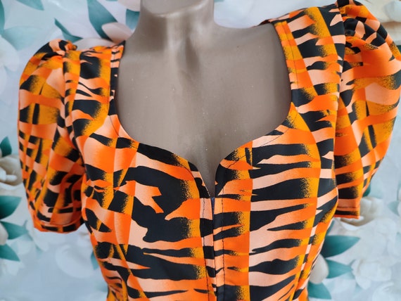 90s Vintage Women's Orange Tiger Blouse/Top Short… - image 4