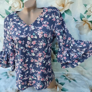 90s Vintage Women's Blue Floral V-Neck Blouse Short Puff Sleeve Ruffle. Size M.