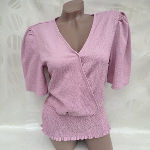 90s Vintage Women Pink Ruffle Top V-Neck Short Sleeve. Size M.
