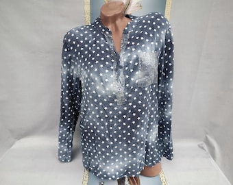 Blusa de viscosa italiana de los años 90, con estampado de estrellas en gris, mangas largas. Tallas M-L.