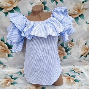 90s Vintage women&#39;s blue and white striped blouse with short, very puffy sleeves. 100% cotton. Size M-L.