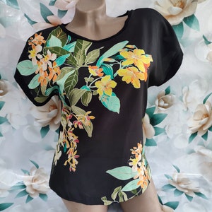 90s Vintage Women&#39;s Black T-shirt/Short Sleeve Top with Floral Print. Size S-M.