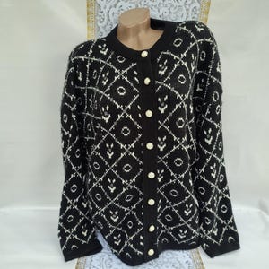 90 年代ヴィンテージ レディース ブラック ホワイト 幾何学模様 ジップ カーディガン。サイズ 2XL-3XL。