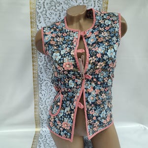 90s Vintage Women&#39;s Warm Floral Quilted Reversible Vest. Size XS-S.