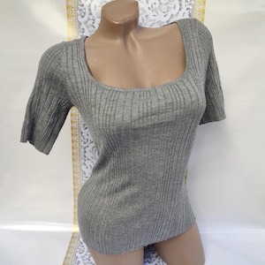90s Vintage Women&#39;s Gray Ribbed Top Open Neck Short Sleeve. Size S-M.