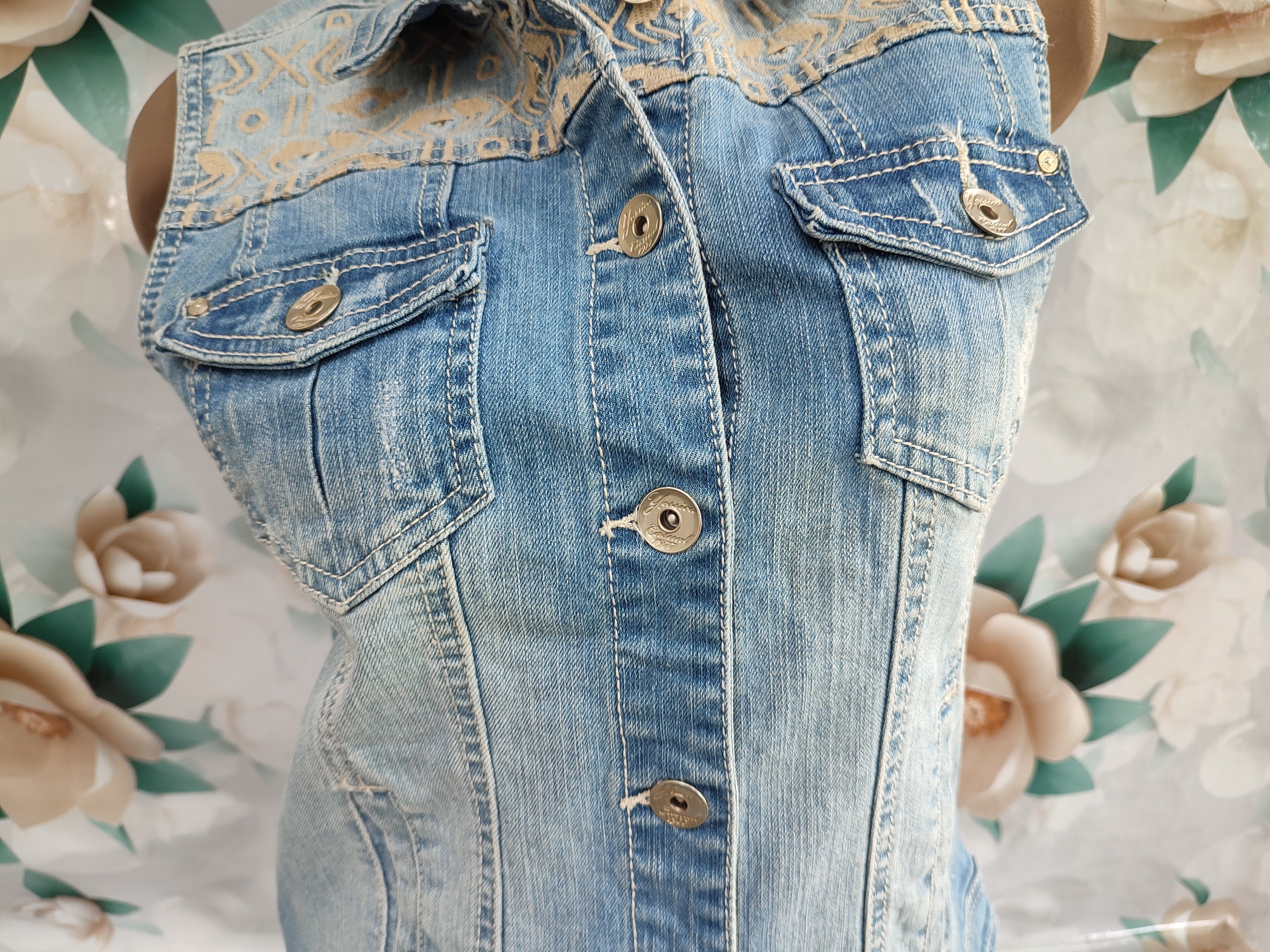 90年代ヴィンテージのレディース ライトブルー デニムベスト。刺繍入り 